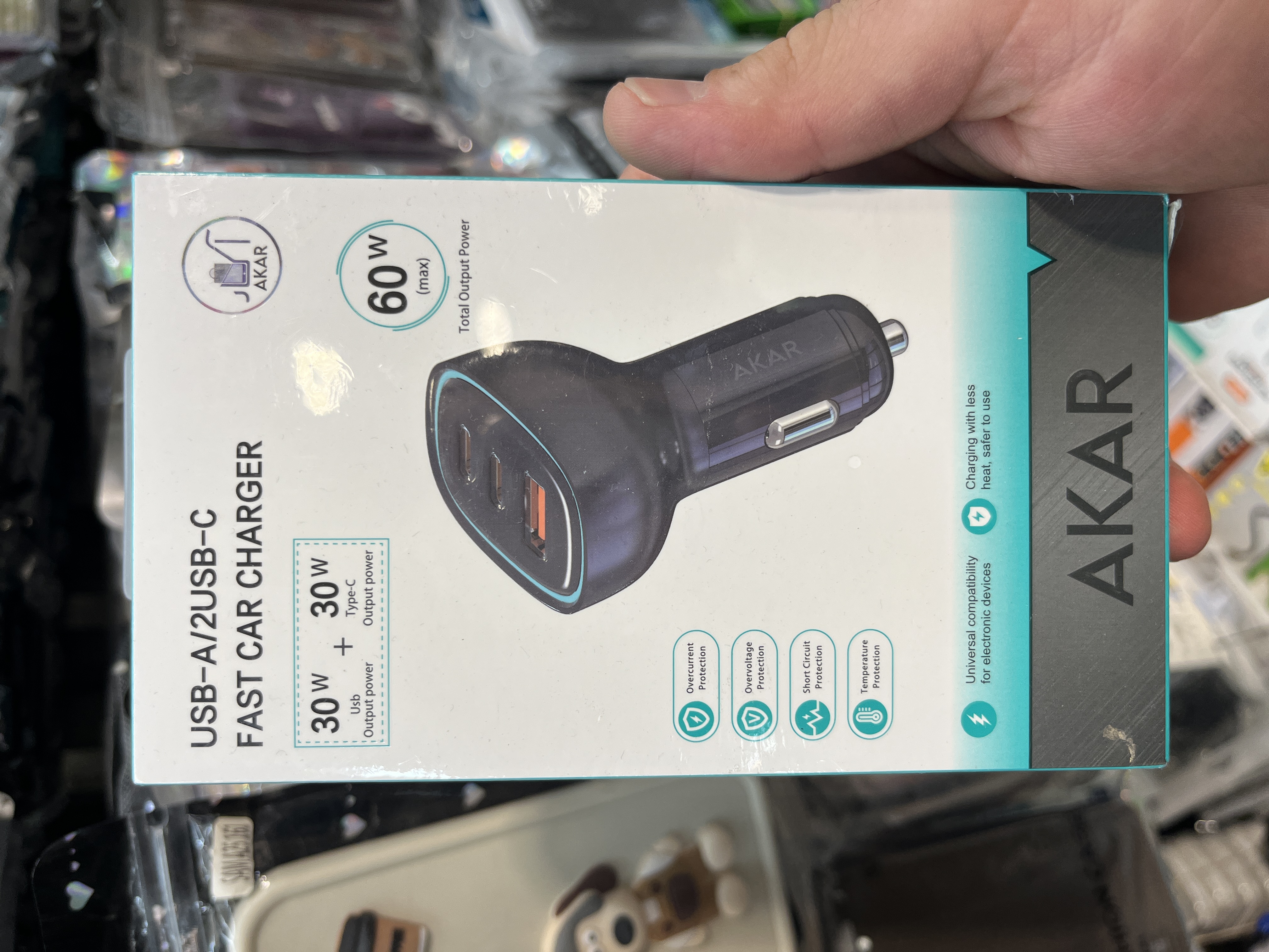 کلگی فندکی برند Akar 60 w با سه خروجی شارژ همزمان ، دو درگاه تایپ سی و یک usb منابس برای تمامی مدل گوشی ها